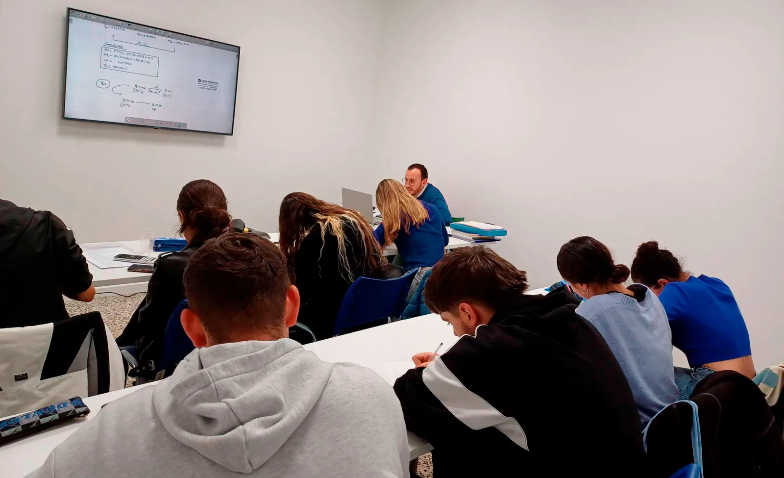 Clase universitaria en la academia