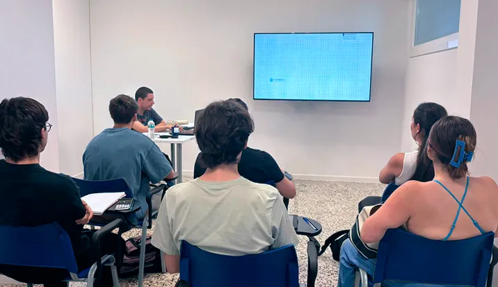 Clase con pizarra digital
