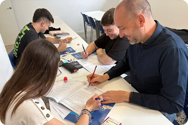 Profesor ayudando a alumnos de secundaria
