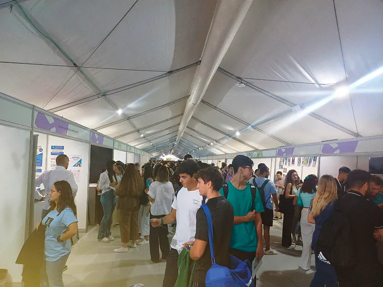 Estudiantes en la bienvenida universitaria