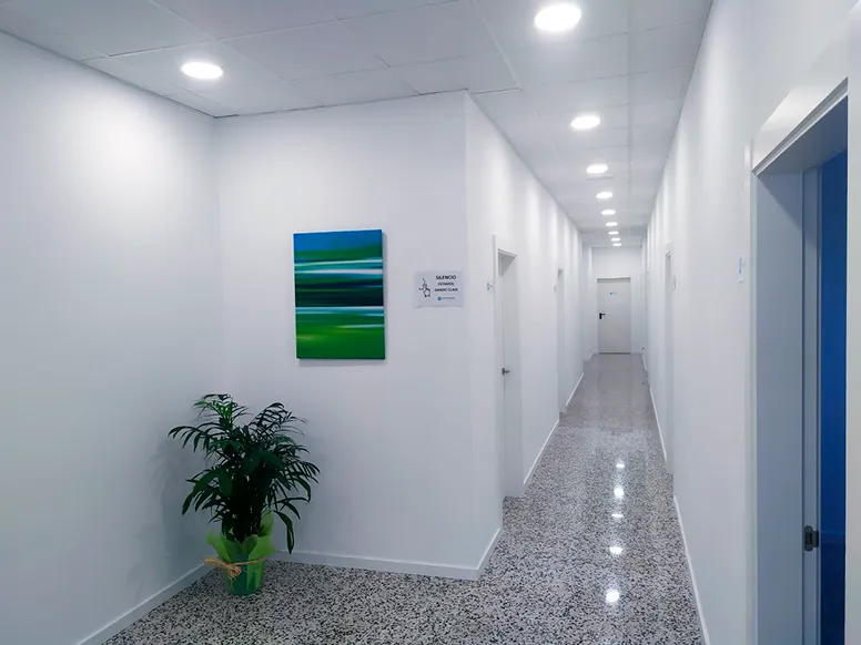 Pasillo y aulas de la academia